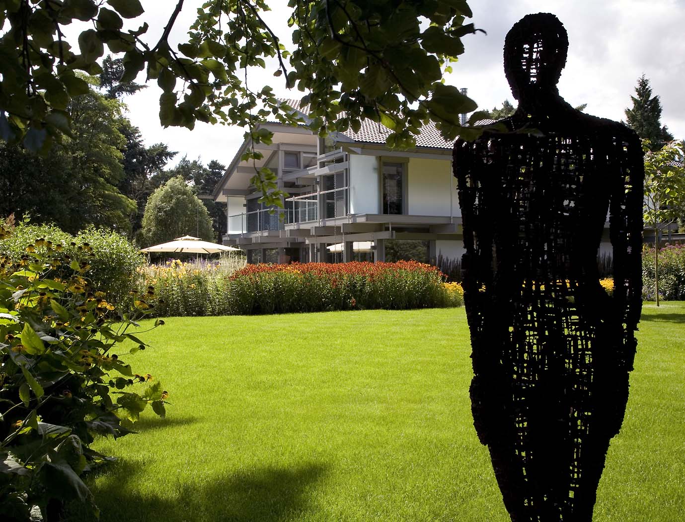 Huf Haus gardens by Anthony Paul Landscape Design